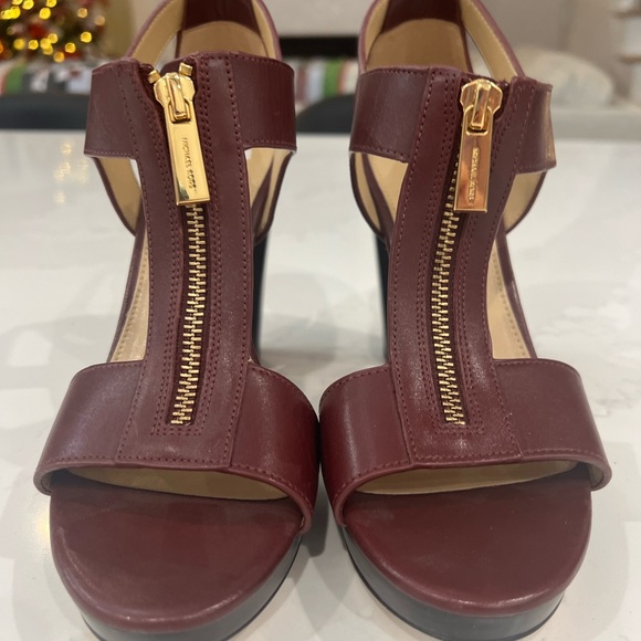 MK Berkley Heel- New and never worn in a non smoking home. - Picture 3 of 5